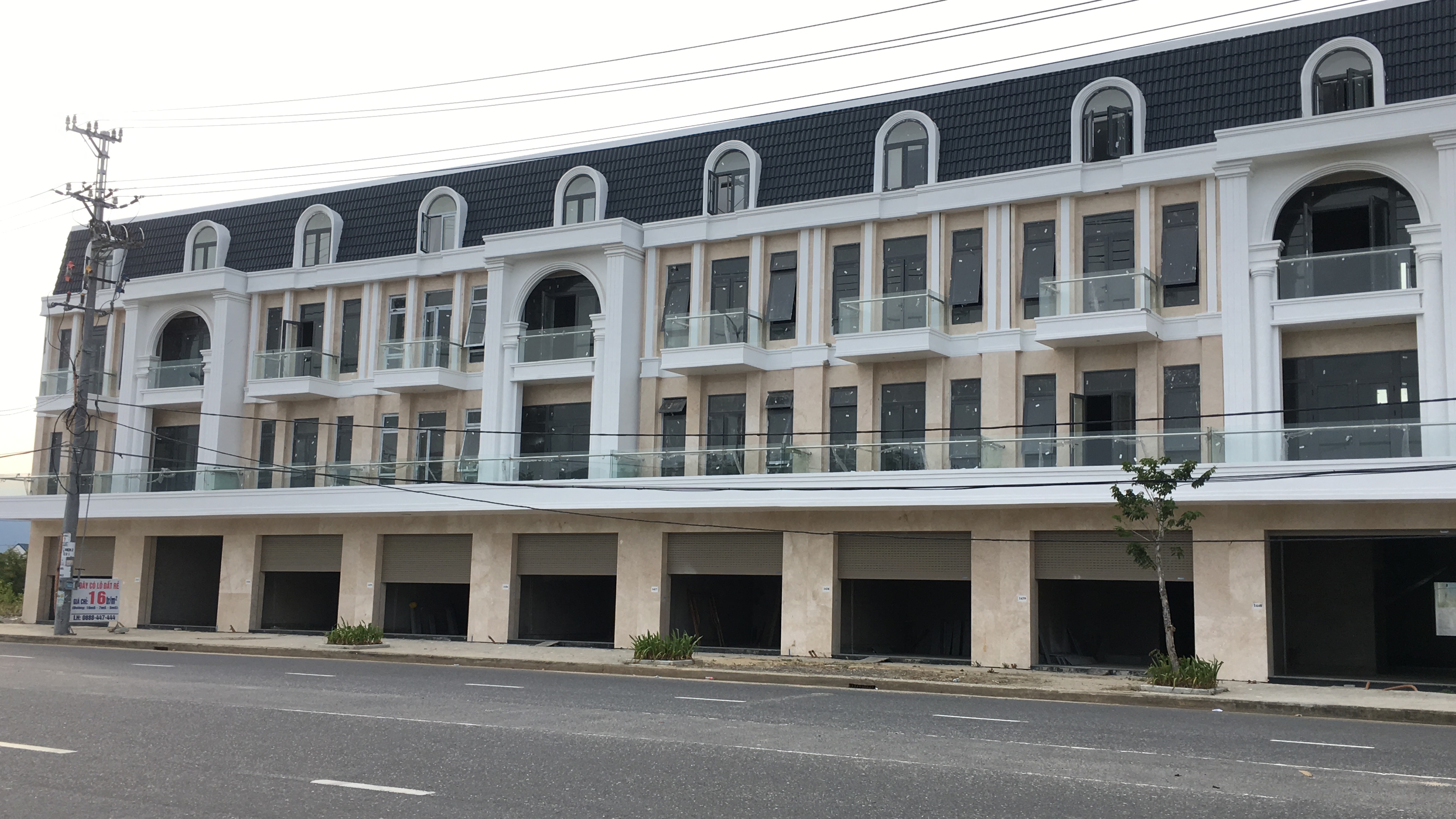 [PhotoStory] Hàng trăm shophouse chục tỉ đồng ở Đà Nẵng ế ẩm người thuê, bỏ hoang - Ảnh 21.