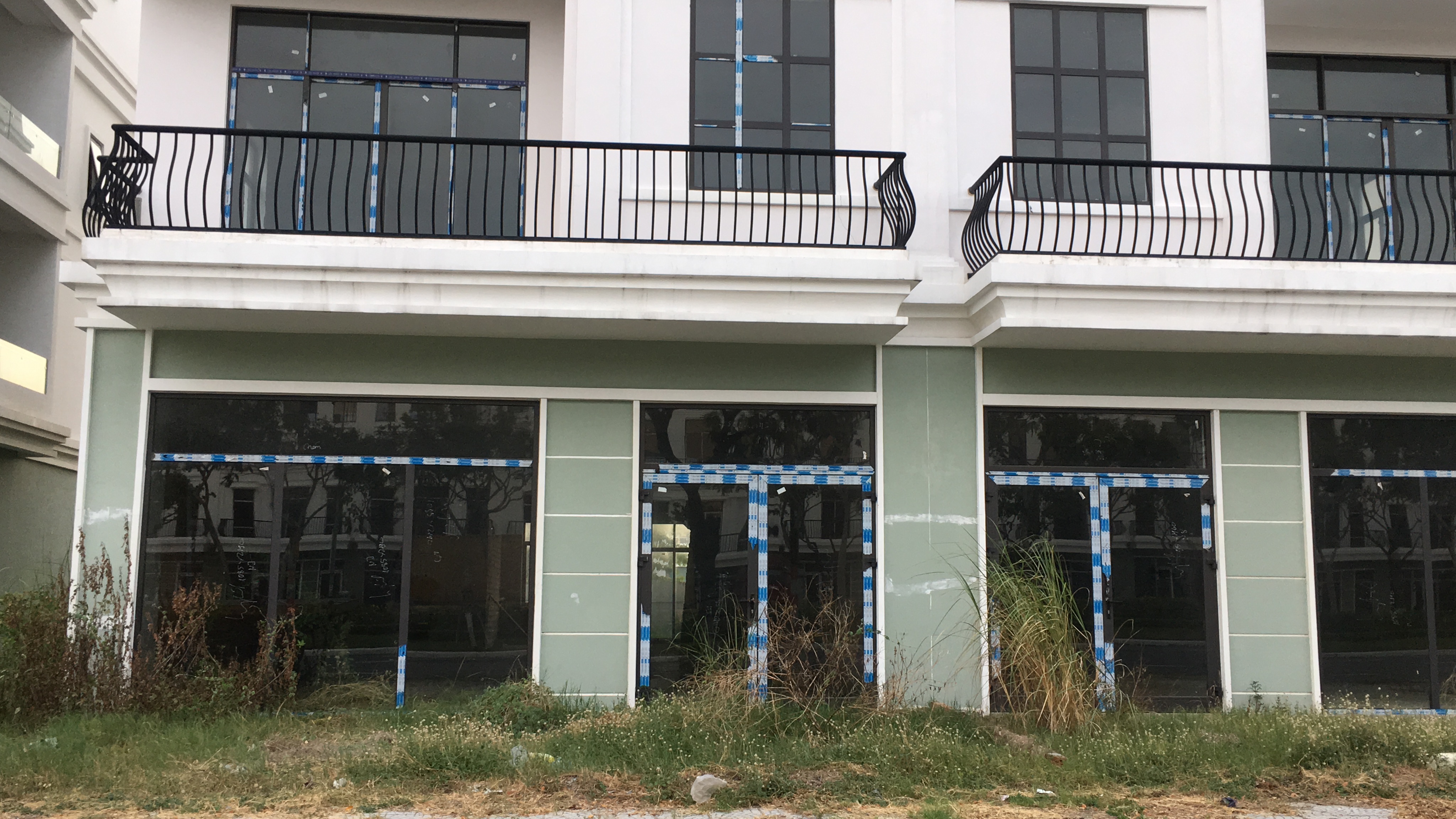 [PhotoStory] Hàng trăm shophouse chục tỉ đồng ở Đà Nẵng ế ẩm người thuê, bỏ hoang - Ảnh 16.