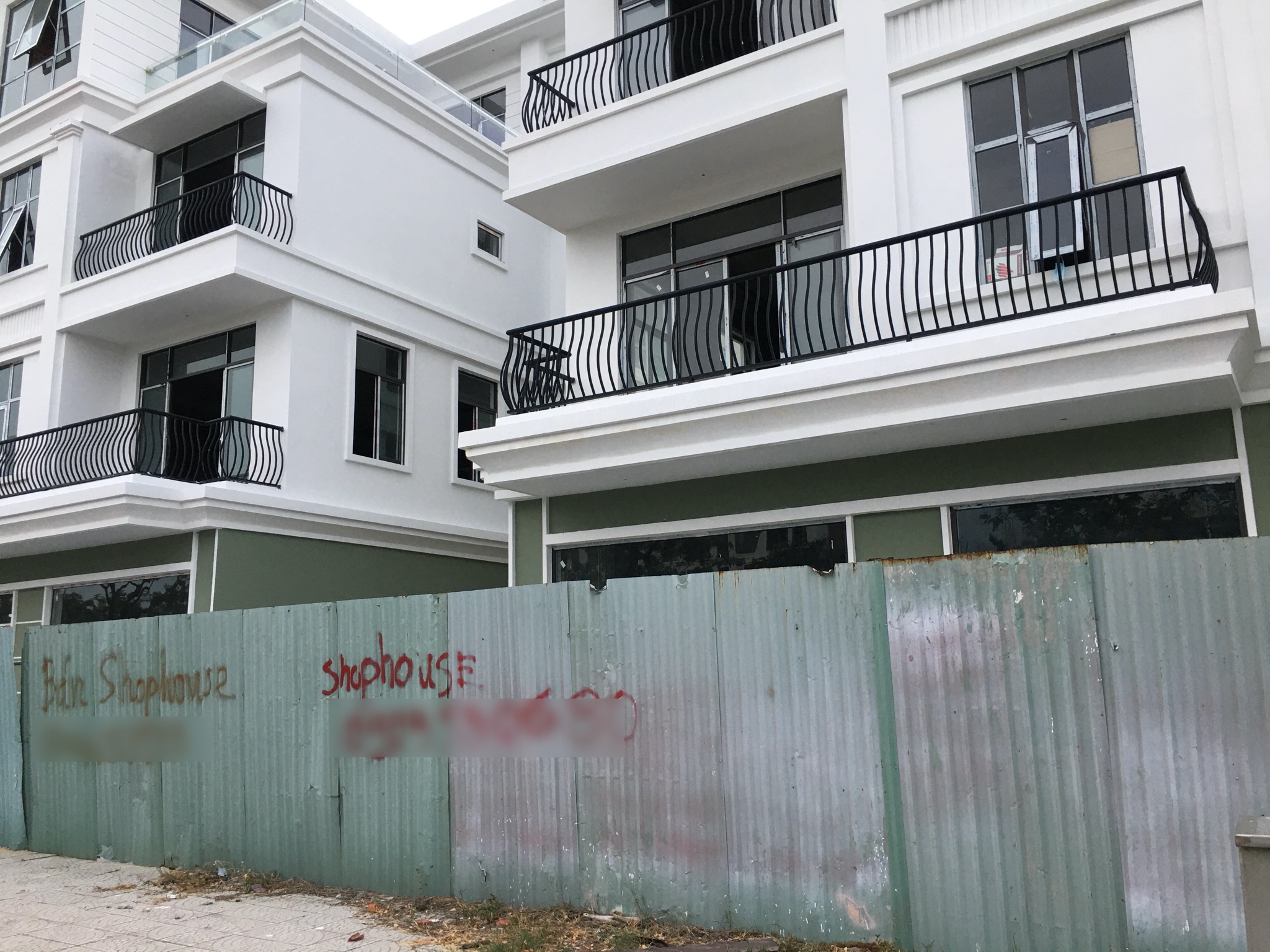 [PhotoStory] Hàng trăm shophouse chục tỉ đồng ở Đà Nẵng ế ẩm người thuê, bỏ hoang - Ảnh 14.