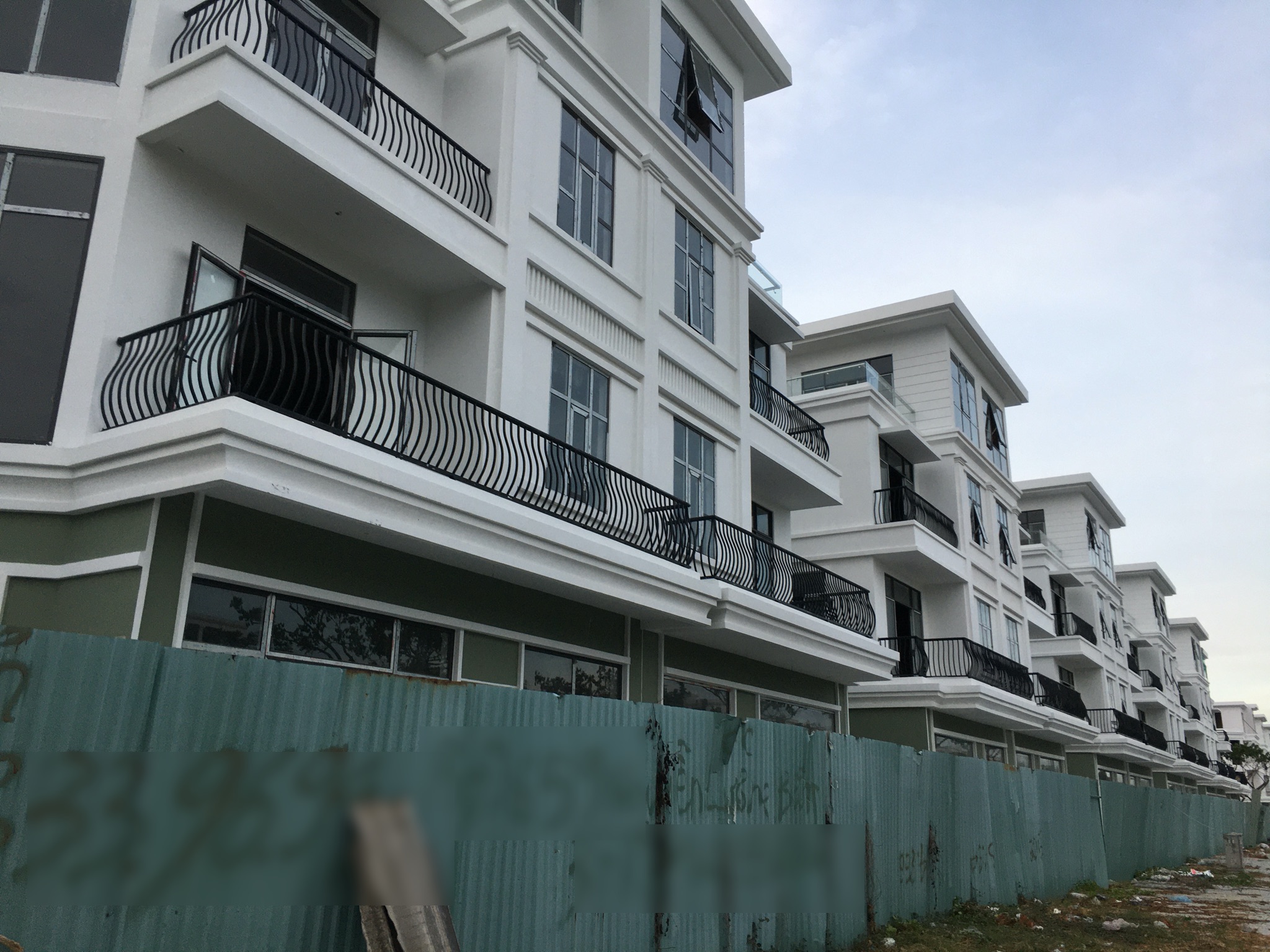 [PhotoStory] Hàng trăm shophouse chục tỉ đồng ở Đà Nẵng ế ẩm người thuê, bỏ hoang - Ảnh 15.