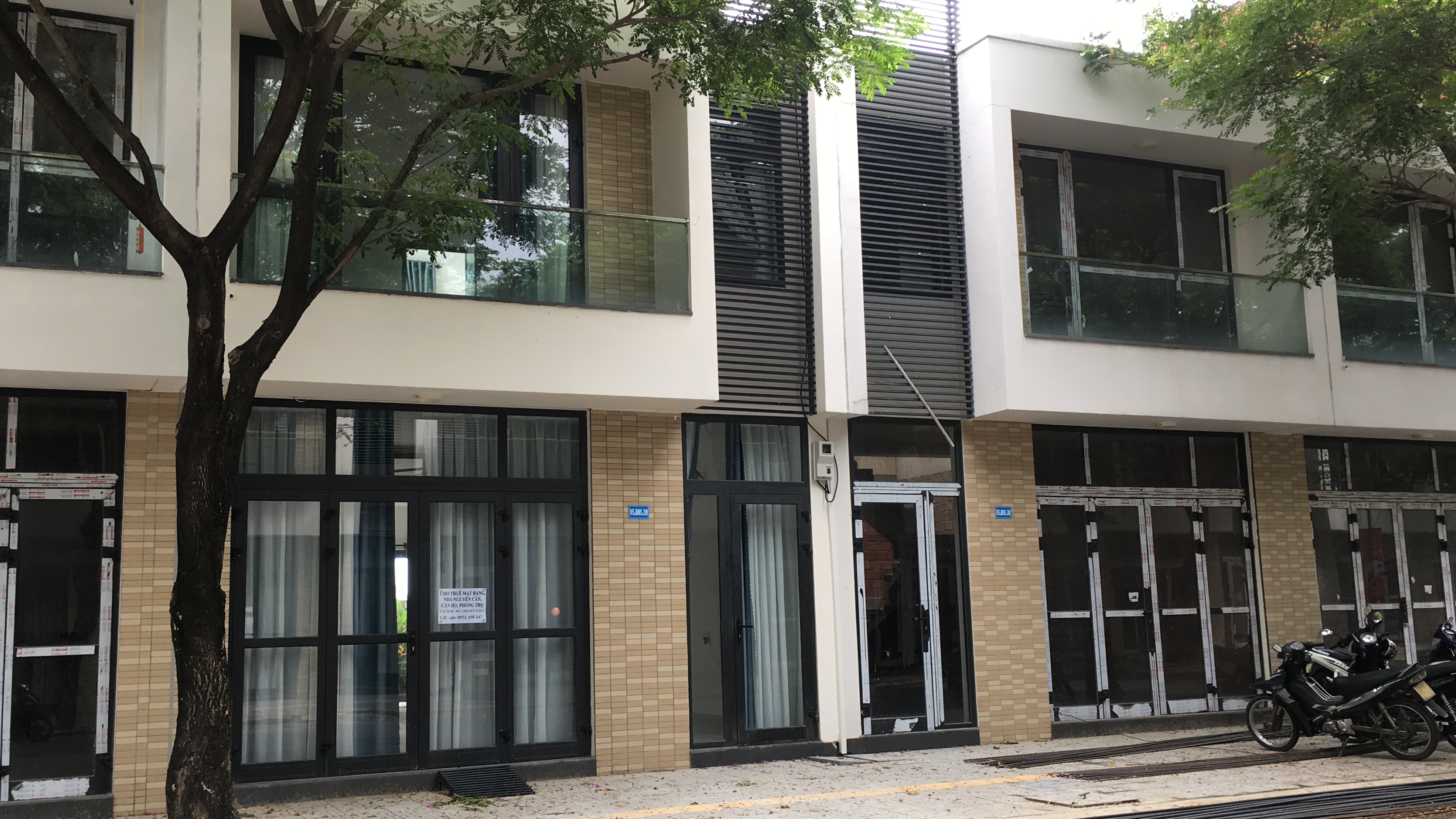[PhotoStory] Hàng trăm shophouse chục tỉ đồng ở Đà Nẵng ế ẩm người thuê, bỏ hoang - Ảnh 11.