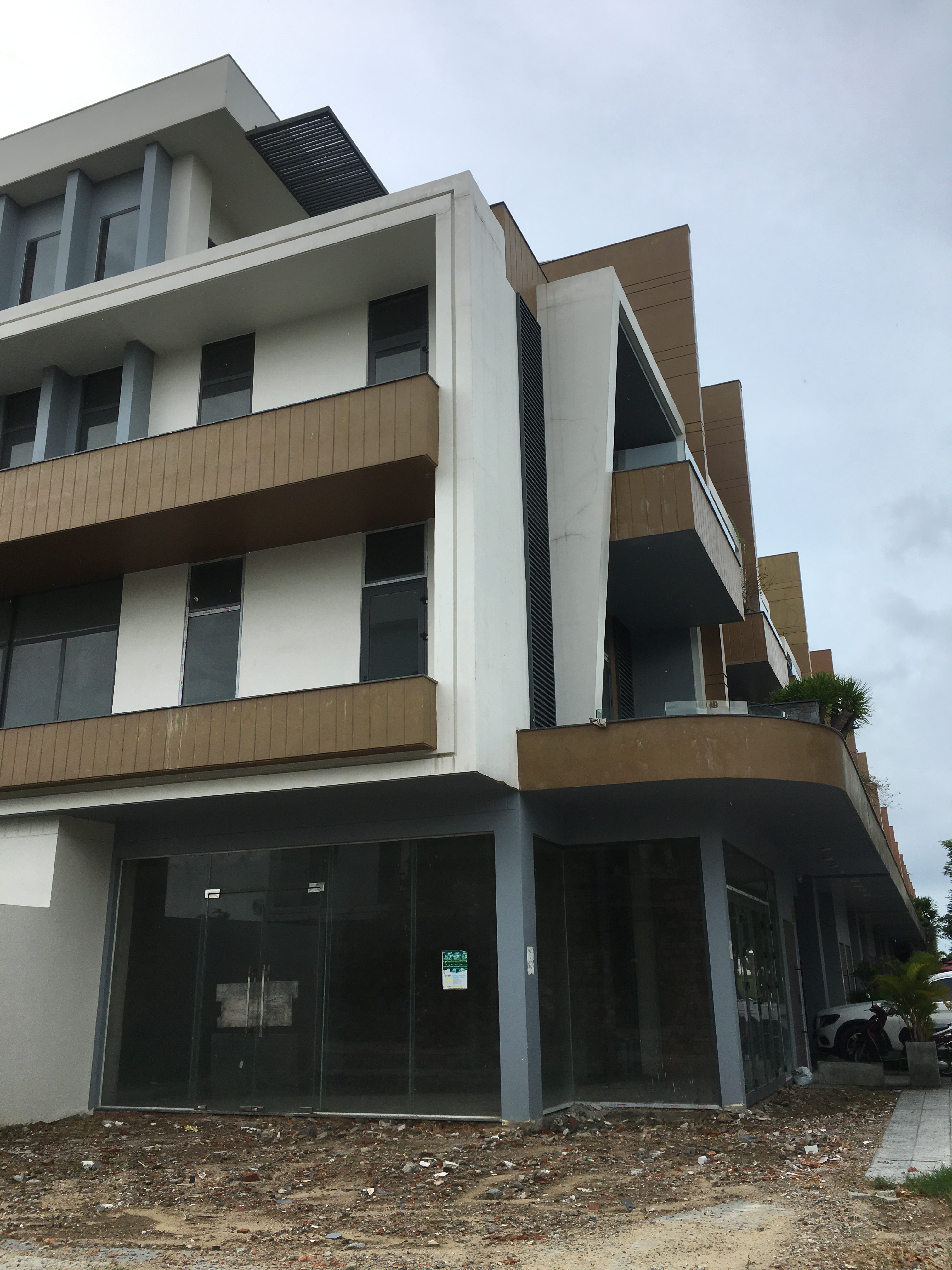 [PhotoStory] Hàng trăm shophouse chục tỉ đồng ở Đà Nẵng ế ẩm người thuê, bỏ hoang - Ảnh 1.