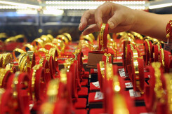 So sánh giá vàng hôm nay 10/10: Vàng SJC tiếp tục đi lên phiên cuối tuần