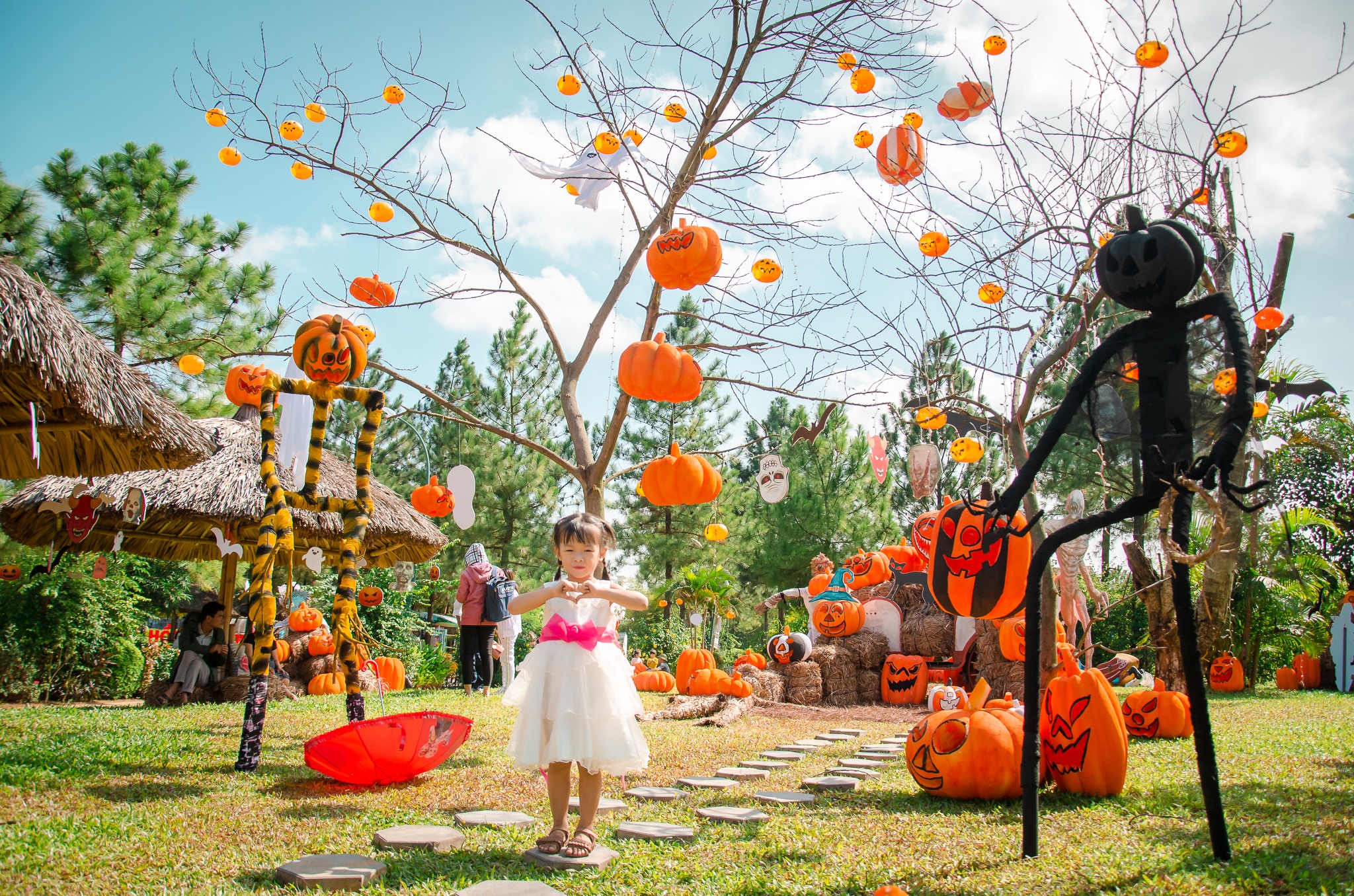 Gợi ý những địa điểm chụp hình Halloween ‘hot’ nhất tại Hà Nội - Ảnh 2. Gợi ý những địa điểm chụp hình Halloween ‘hot’ nhất tại Hà Nội - Ảnh 2.