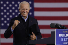 Ông Biden bỏ xa Tổng thống Trump trong khảo sát trước bầu cử