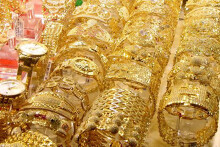 So sánh giá vàng hôm nay 13/10: Vàng giảm nhanh, lùi sát về mốc 56 triệu đồng/lượng