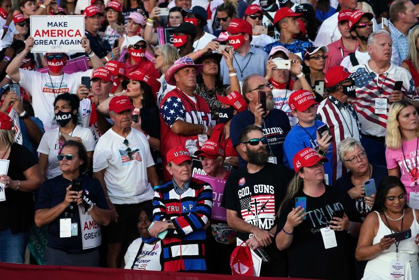 Ông Trump đòi hôn ngấu nghiến khán giả và ném khẩu trang trong sự kiện tranh cử ở Florida - Ảnh 2. Ông Trump đòi hôn ngấu nghiến khán giả và ném khẩu trang trong sự kiện tranh cử ở Florida - Ảnh 2.