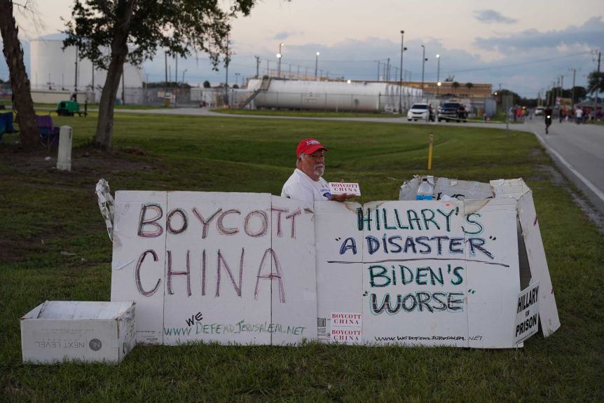 Ông Trump đòi hôn ngấu nghiến khán giả và ném khẩu trang trong sự kiện tranh cử ở Florida - Ảnh 1. Ông Trump đòi hôn ngấu nghiến khán giả và ném khẩu trang trong sự kiện tranh cử ở Florida - Ảnh 1.