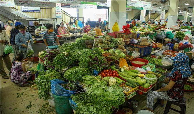 Rau xanh tại Đà Nẵng khan hiếm, tăng giá sau mưa lũ - Ảnh 1.