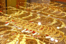 So sánh giá vàng hôm nay 14/10: Giá vàng trong nước tiếp tục rơi tự do
