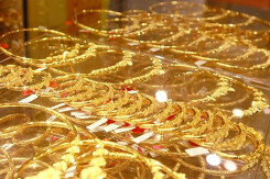 So sánh giá vàng hôm nay 14/10: Giá vàng trong nước tiếp tục rơi tự do