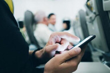 Cách tiếp viên phát hiện hành khách không tắt điện thoại trên máy bay