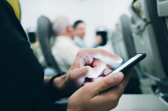 Cách tiếp viên phát hiện hành khách không tắt điện thoại trên máy bay
