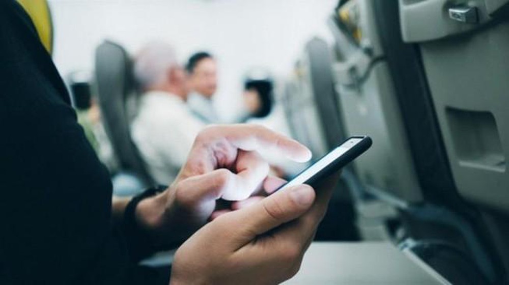 Cách tiếp viên phát hiện hành khách không tắt điện thoại trên máy bay - Ảnh 1. Cách tiếp viên phát hiện hành khách không tắt điện thoại trên máy bay - Ảnh 1.