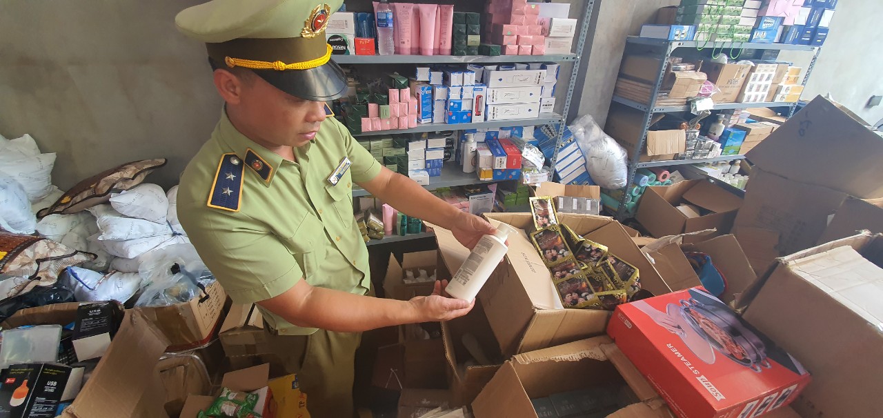 Dân kinh doanh hàng xách tay tìm đủ cách xoay xở khi qui định mới có hiệu lực - Ảnh 3. Dân kinh doanh hàng xách tay tìm đủ cách xoay xở khi qui định mới có hiệu lực - Ảnh 3.