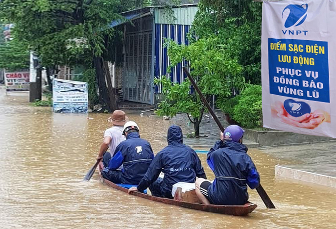 Viễn thông ứng cứu thông tin, hỗ trợ tối đa khách hàng trong mùa mưa bão - Ảnh 2. Viễn thông ứng cứu thông tin, hỗ trợ tối đa khách hàng trong mùa mưa bão - Ảnh 2.