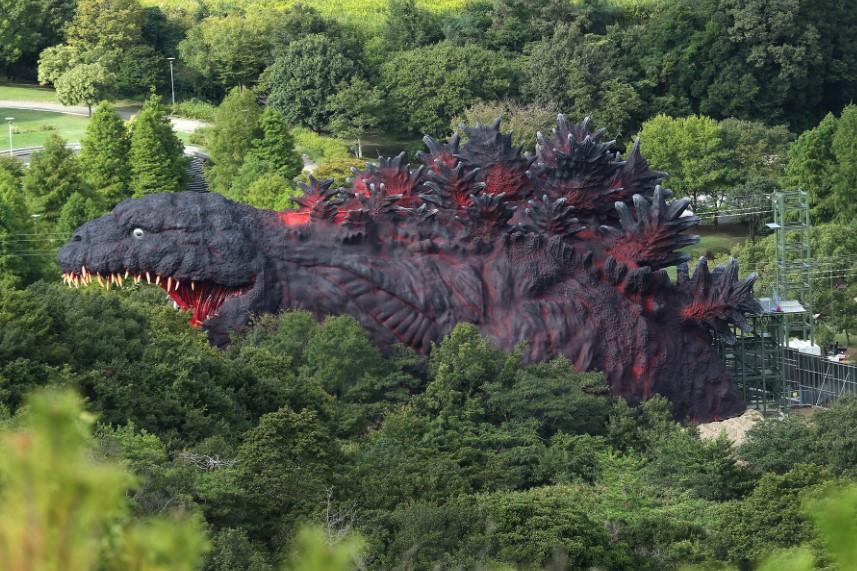 Trải nghiệm trượt zipline vào miệng quái thú Godzilla tại đảo Awaji, Nhật Bản - Ảnh 1.