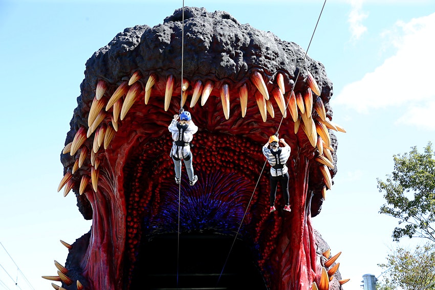 Trải nghiệm trượt zipline vào miệng quái thú Godzilla tại đảo Awaji, Nhật Bản - Ảnh 3.