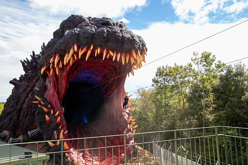 Trải nghiệm trượt zipline vào miệng quái thú Godzilla tại đảo Awaji, Nhật Bản - Ảnh 2.