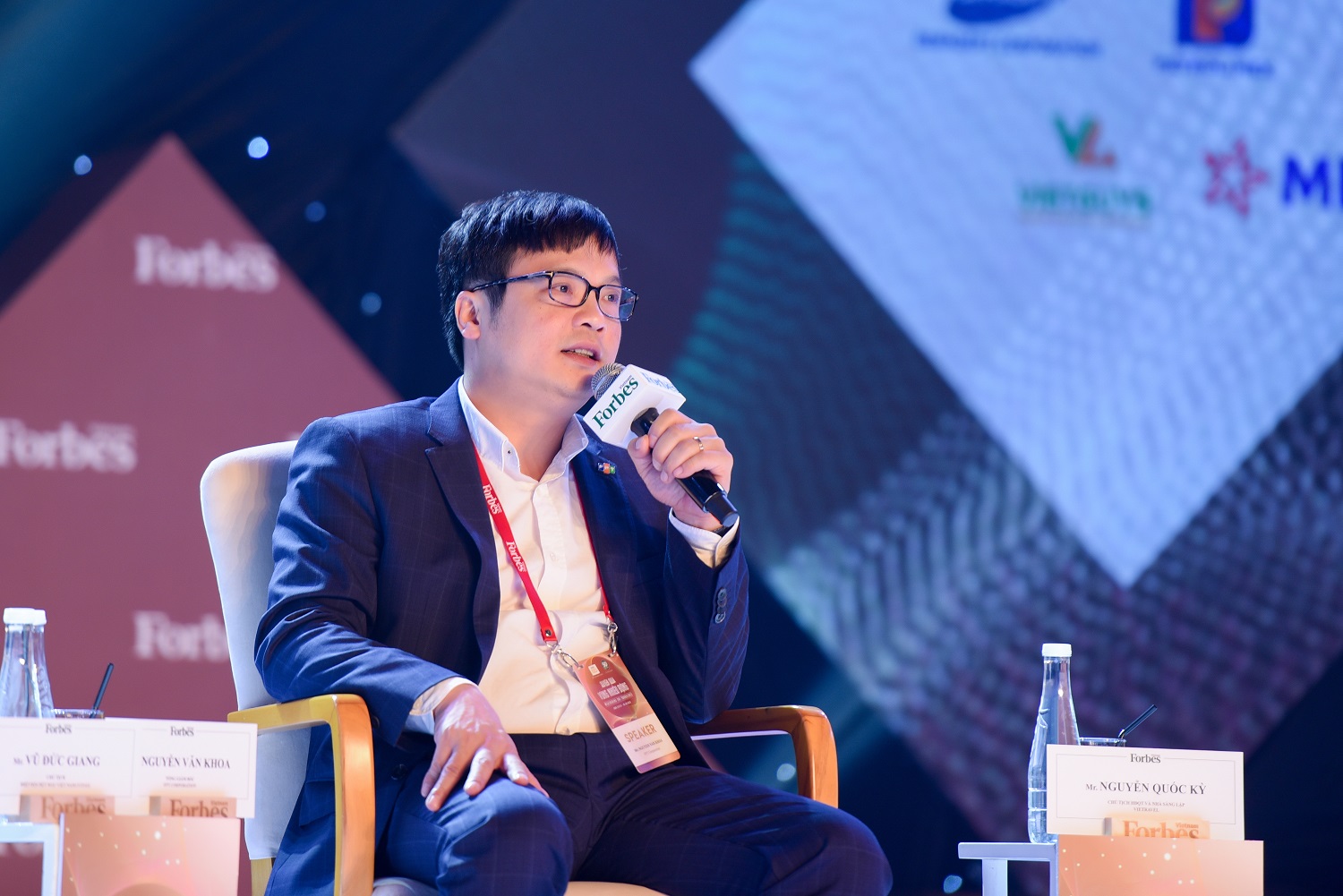 CEO FPT hé lộ cách thức vượt khủng hoảng và giải pháp phục hồi hậu COVID-19 - Ảnh 1.