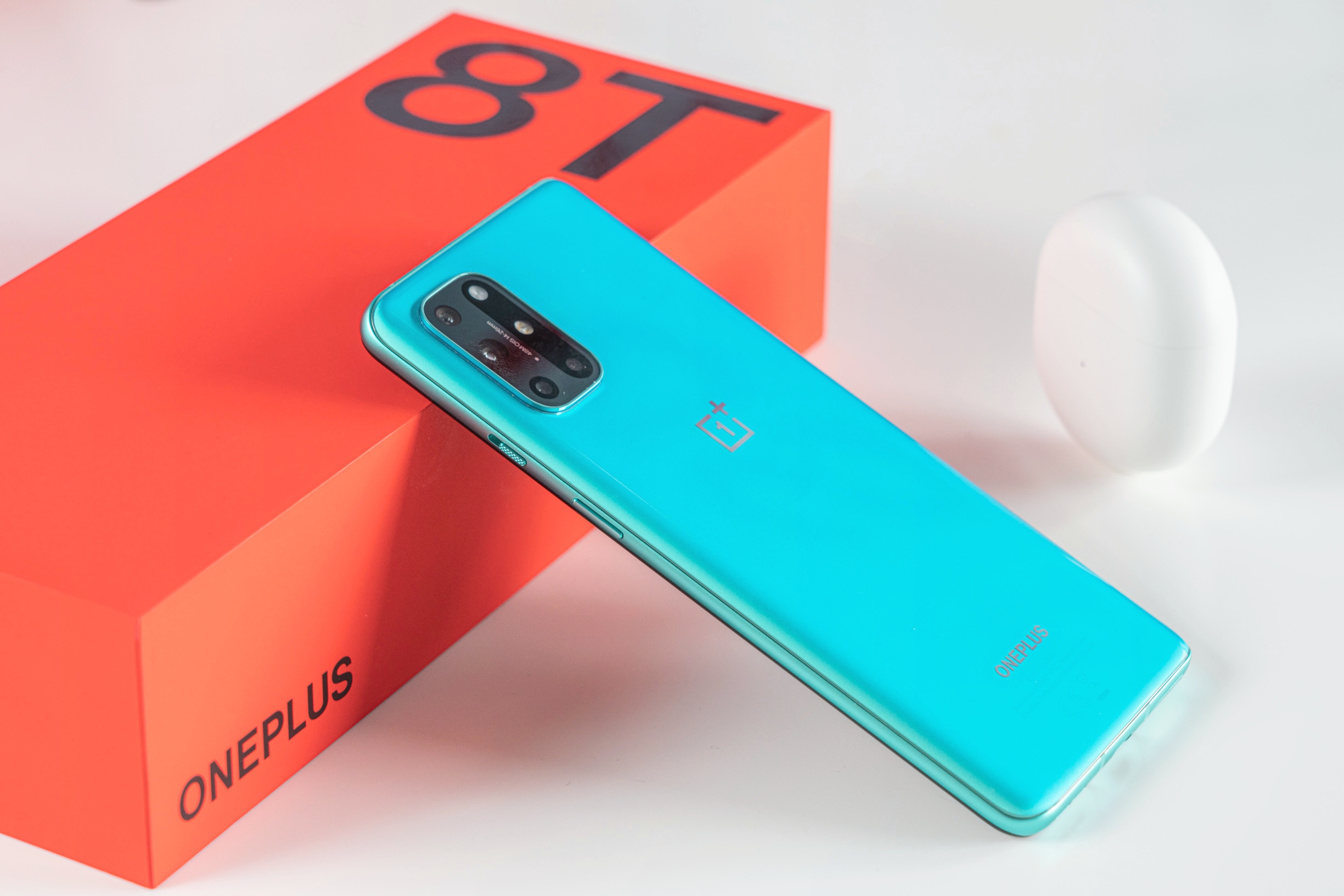 OnePlus 8T 5G ghi điểm thị trường điện thoại tháng 10 với sạc siêu tốc, camera lẫn quà siêu 'sốc' - Ảnh 1. OnePlus 8T 5G ghi điểm thị trường điện thoại tháng 10 với sạc siêu tốc, camera lẫn quà siêu 'sốc' - Ảnh 1.