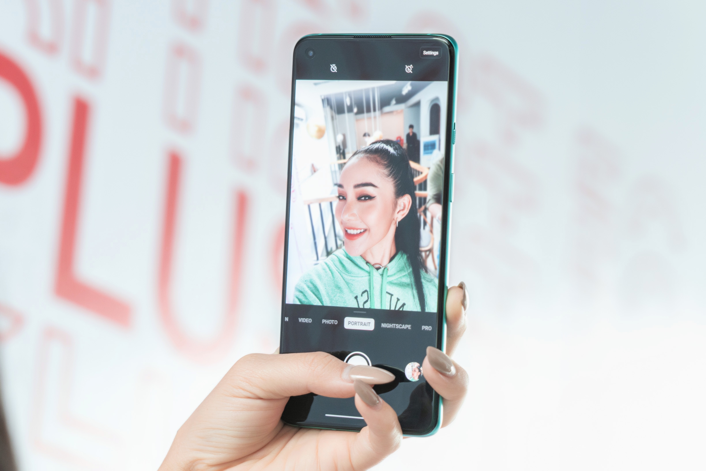 OnePlus 8T 5G ghi điểm thị trường điện thoại tháng 10 với sạc siêu tốc, camera lẫn quà siêu 'sốc' - Ảnh 5. OnePlus 8T 5G ghi điểm thị trường điện thoại tháng 10 với sạc siêu tốc, camera lẫn quà siêu 'sốc' - Ảnh 5.