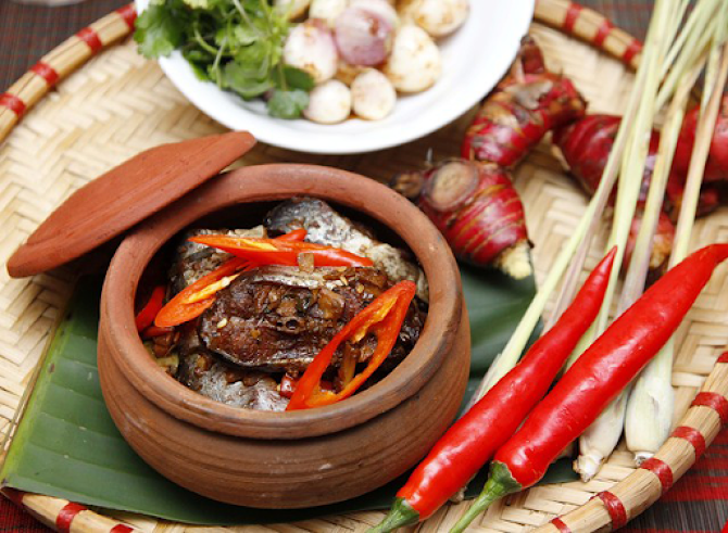 Thưởng Thức Cá Kho Làng Vũ Đại Ăn Quên Lối Về
