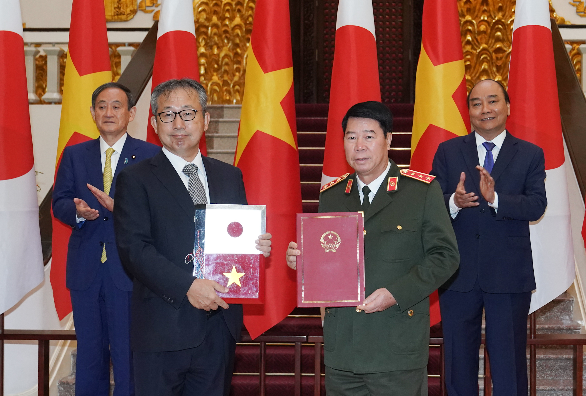 Việt Nam, Nhật Bản sớm mở lại đường bay thương mại và kí kết 12 văn kiện hợp tác trị giá gần 4 tỉ USD - Ảnh 1. Việt Nam, Nhật Bản sớm mở lại đường bay thương mại và kí kết 12 văn kiện hợp tác trị giá gần 4 tỉ USD - Ảnh 1.