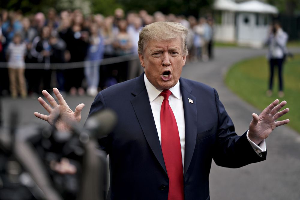 Tổng thống Donald Trump vừa mắc với Covid-19. (Ảnh: Blommberg).
