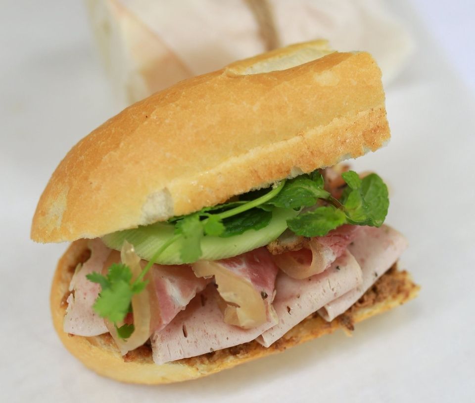 Toan tính của thương nhân khi chọn chữ 'bánh mì' hay 'bánh mỳ' để quảng cáo - Ảnh 2. Toan tính của thương nhân khi chọn chữ 'bánh mì' hay 'bánh mỳ' để quảng cáo - Ảnh 2.