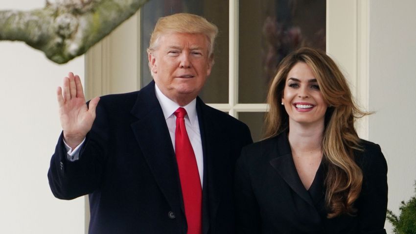 Tổng thống Trump tự cách li sau khi nữ trợ lí dương tính với COVID-19 - Ảnh 1. Tổng thống Trump tự cách li sau khi nữ trợ lí dương tính với COVID-19 - Ảnh 1.
