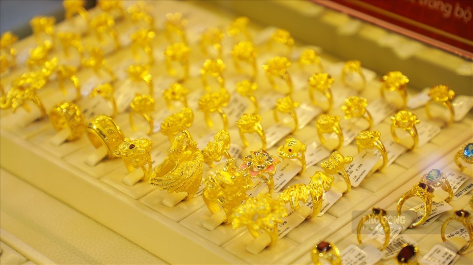 Giá vàng hôm nay 2/10: Vàng SJC vẫn giao dịch quanh mức 56 triệu đồng/lượng - Ảnh 1.