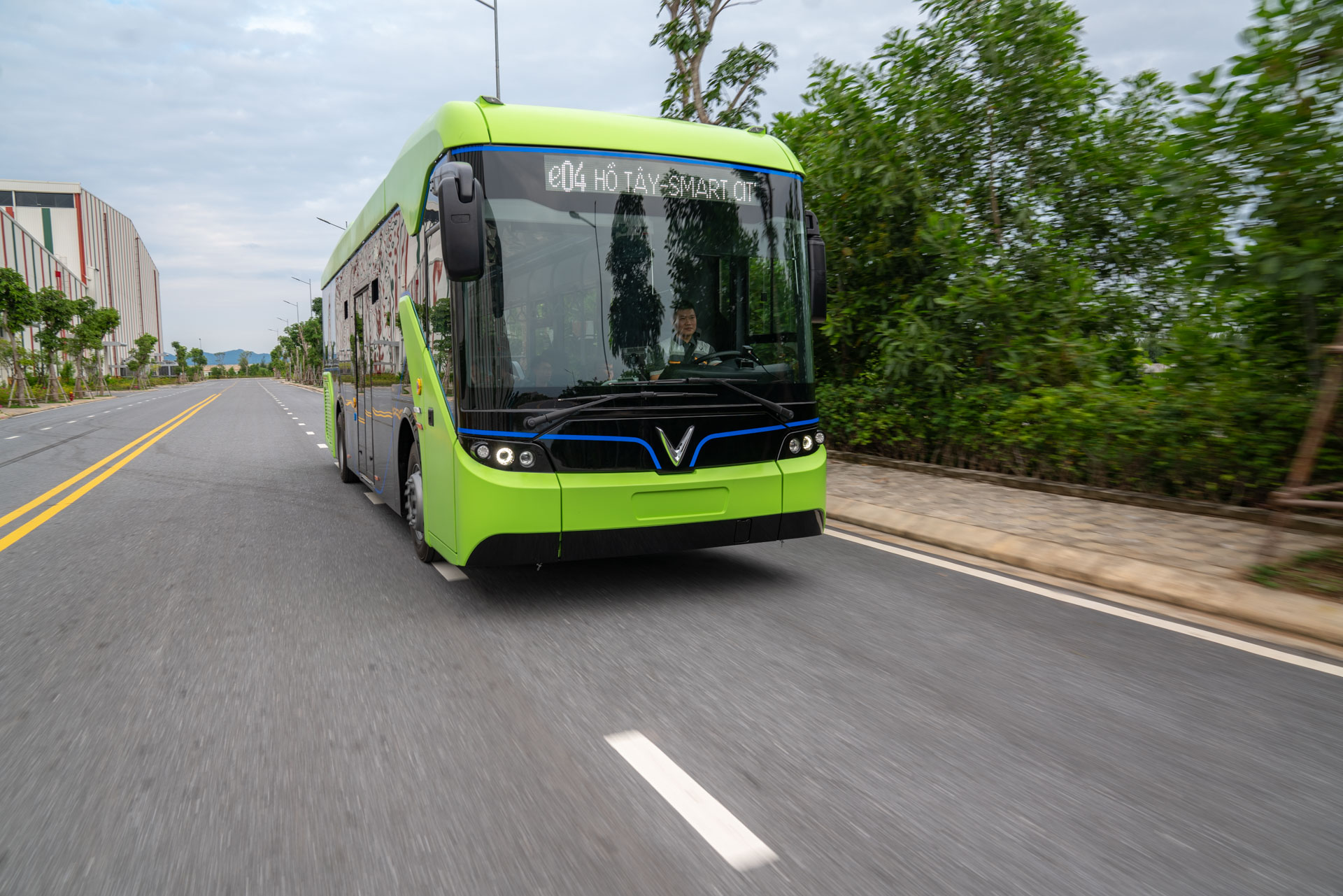 Vingroup chạy thử thành công xe bus điện đầu tiên ở Việt Nam - Ảnh 6. Vingroup chạy thử thành công xe bus điện đầu tiên ở Việt Nam - Ảnh 6.
