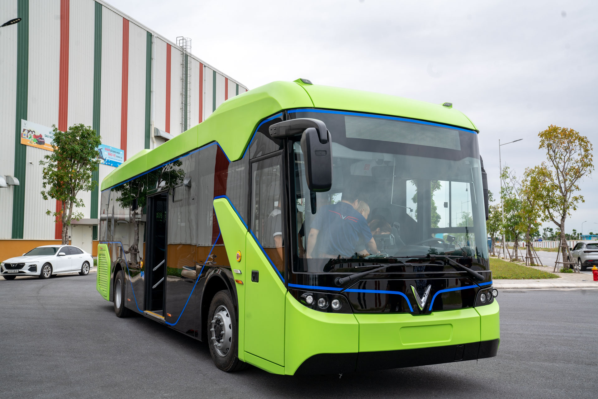 Vingroup chạy thử thành công xe bus điện đầu tiên ở Việt Nam - Ảnh 2. Vingroup chạy thử thành công xe bus điện đầu tiên ở Việt Nam - Ảnh 2.