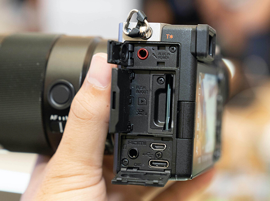Máy ảnh full-frame nhỏ nhất thế giới đã có mặt tại Việt Nam - Ảnh 4.