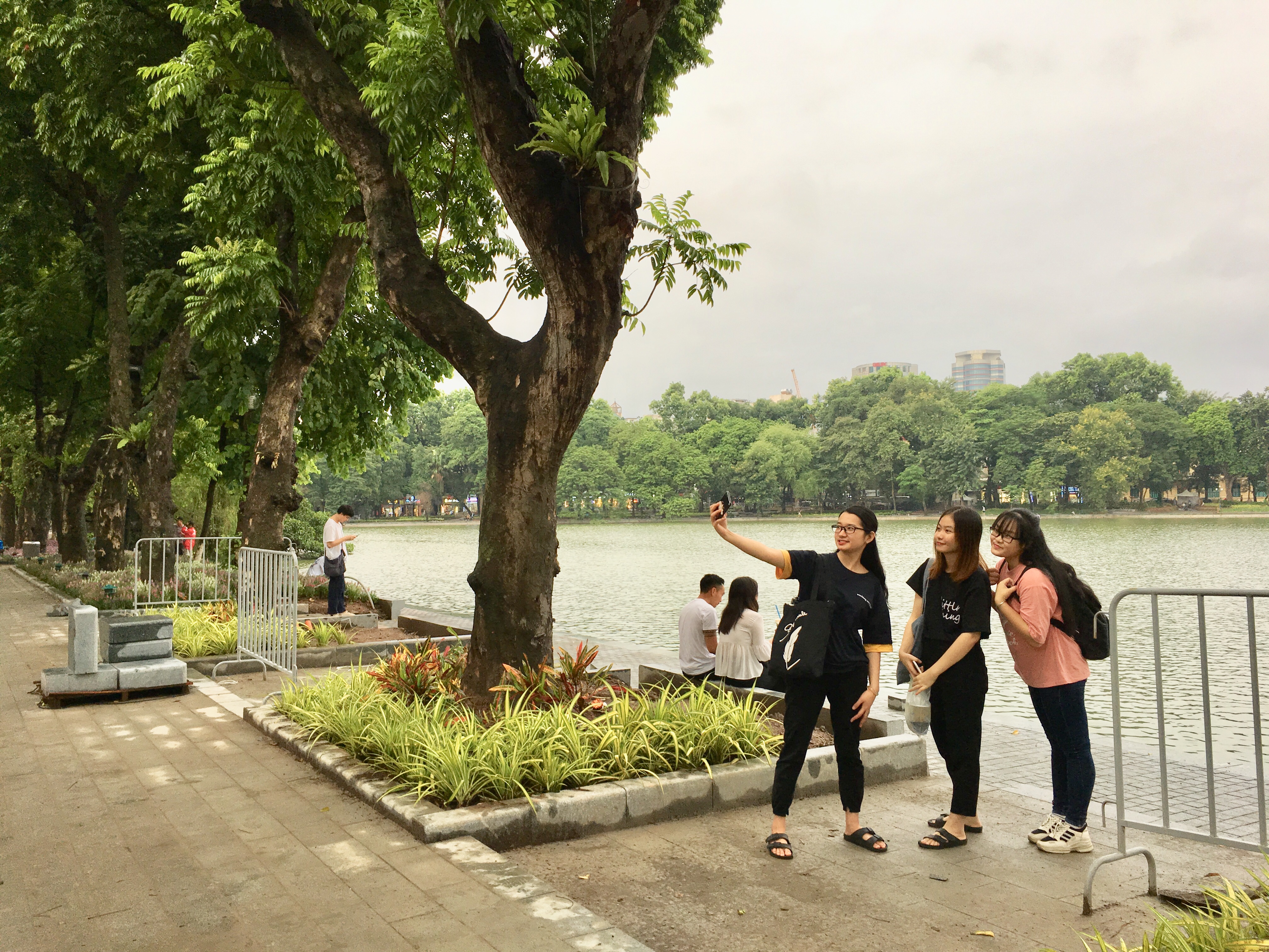Hà Nội: Không tổ chức các sự kiện đông người nếu không đeo khẩu trang - Ảnh 1.