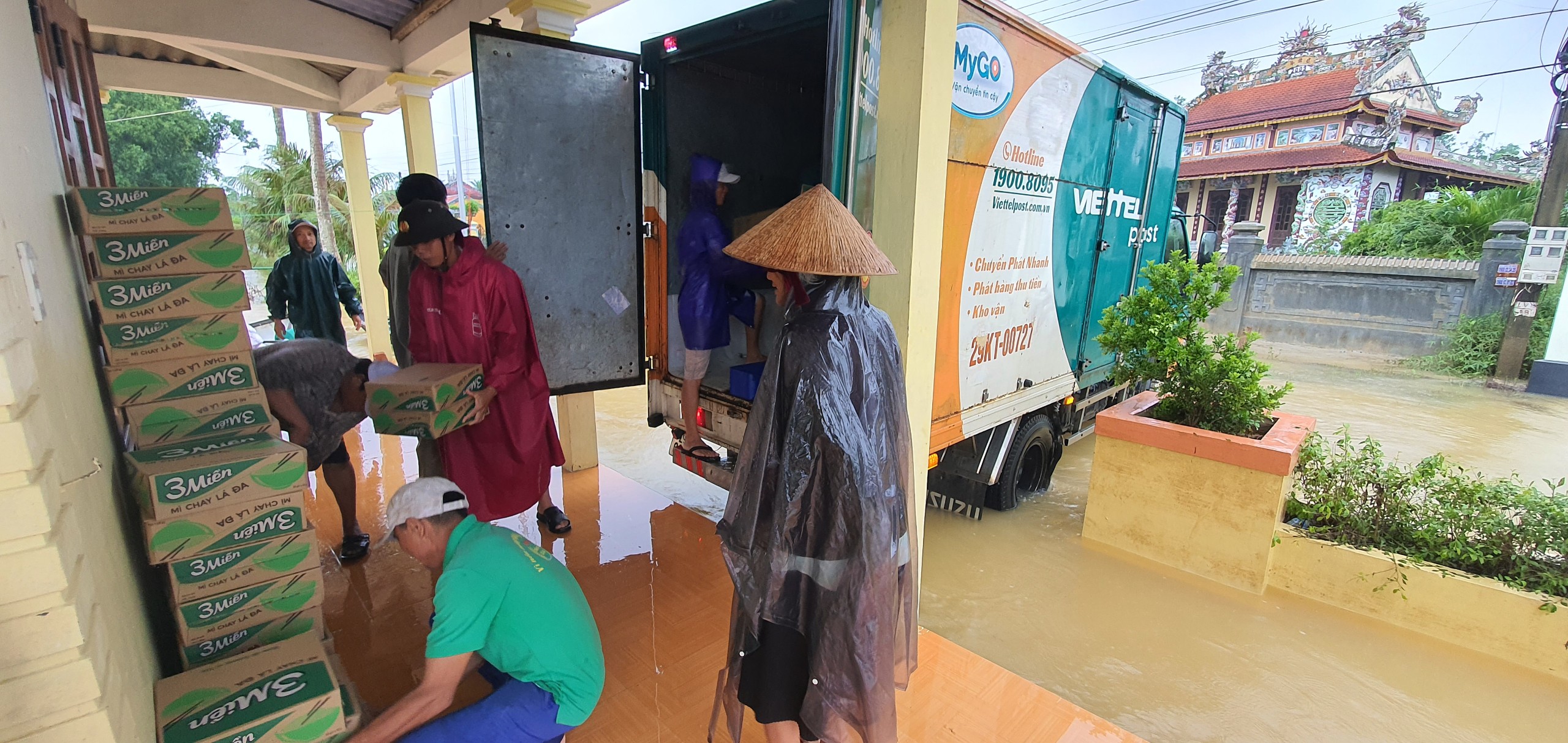 Viettel Post hỗ trợ vận chuyển hàng cứu trợ miễn phí đến đồng bào miền Trung - Ảnh 1. Viettel Post hỗ trợ vận chuyển hàng cứu trợ miễn phí đến đồng bào miền Trung - Ảnh 1.