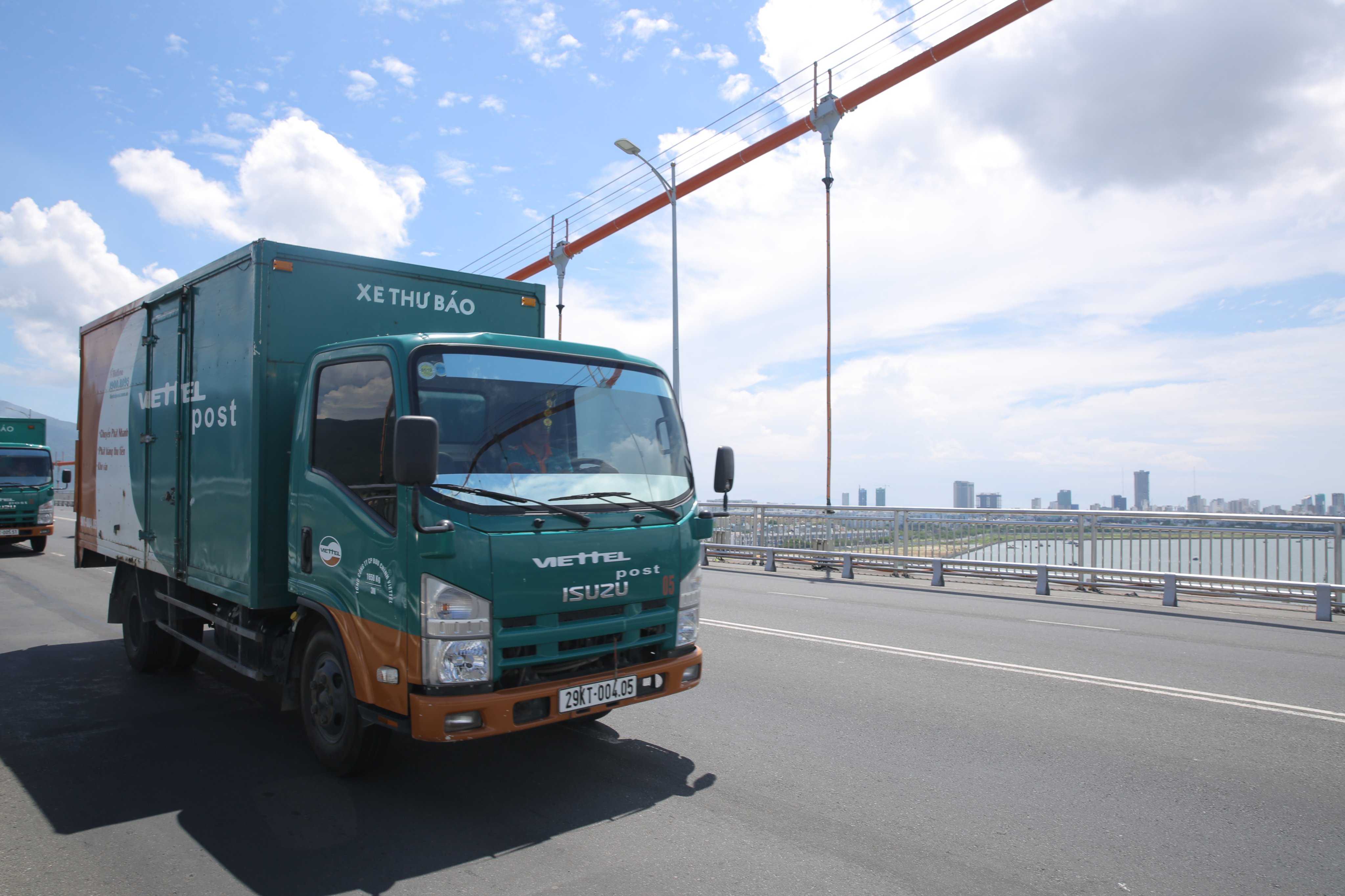 Viettel Post hỗ trợ vận chuyển hàng cứu trợ miễn phí đến đồng bào miền Trung - Ảnh 3. Viettel Post hỗ trợ vận chuyển hàng cứu trợ miễn phí đến đồng bào miền Trung - Ảnh 3.
