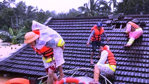 Quản lí thị trường Hà Nội, TP HCM xử lí nghiêm trường hợp lợi dụng mưa lũ trục lợi bất chính - Ảnh 1.