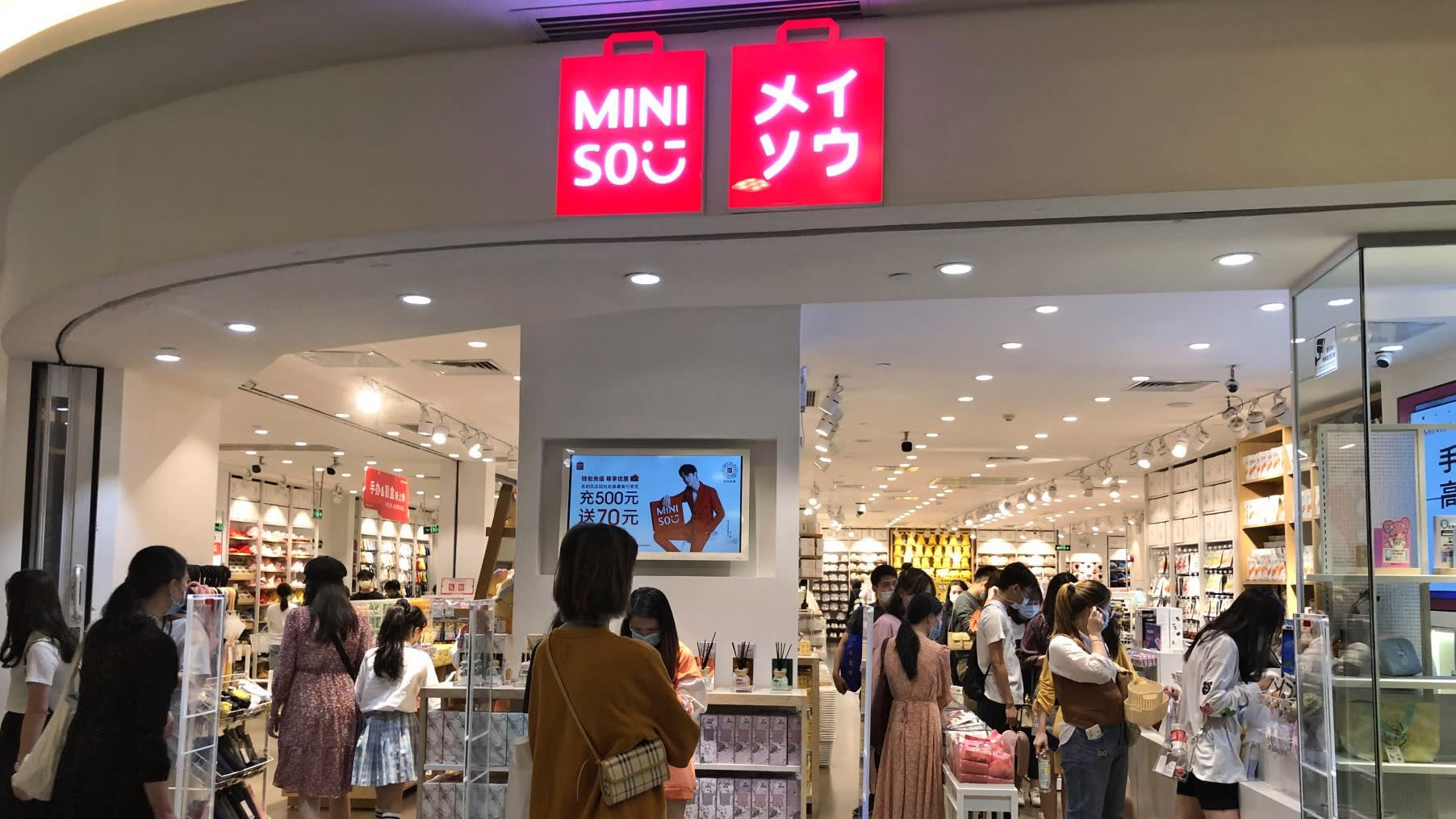 Miniso đạt mốc vốn hóa 7 tỉ USD dù đang lỗ và vướng hàng loạt lùm xùm về chất lượng và nghi vấn 'nhái Nhật' - Ảnh 1. Miniso đạt mốc vốn hóa 7 tỉ USD dù đang lỗ và vướng hàng loạt lùm xùm về chất lượng và nghi vấn 'nhái Nhật' - Ảnh 1.