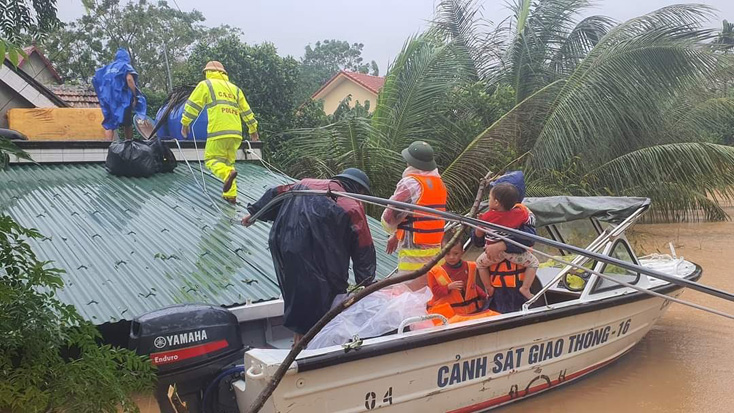 Công tác cứu hộ diễn ra khẩn trương tại Quảng Bình. (Ảnh: VGP). Công tác cứu hộ diễn ra khẩn trương tại Quảng Bình. (Ảnh: VGP).