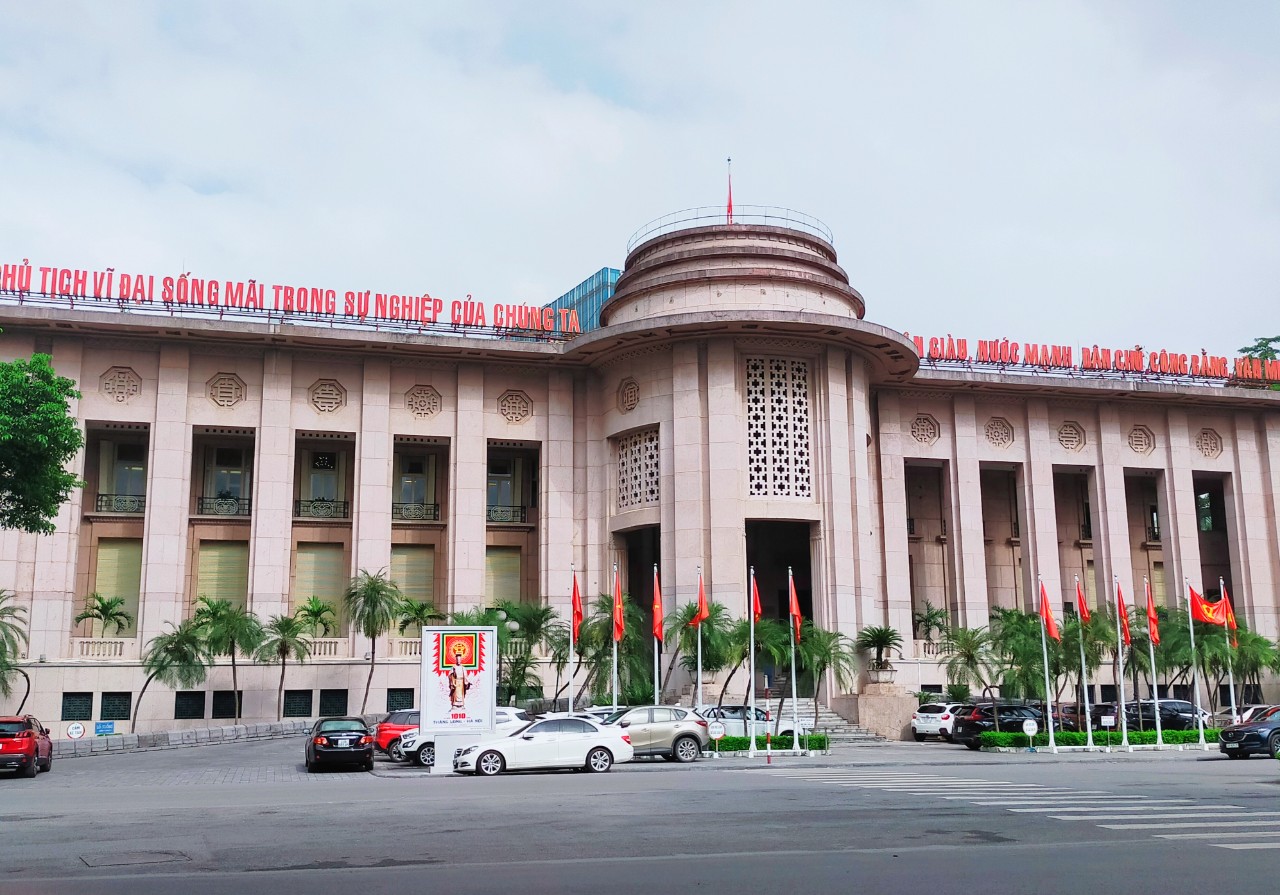 Thống đốc yêu cầu các TCTD xem xét miễn giảm lãi vay cho khách hàng chịu ảnh hưởng mưa lũ - Ảnh 1. Thống đốc yêu cầu các TCTD xem xét miễn giảm lãi vay cho khách hàng chịu ảnh hưởng mưa lũ - Ảnh 1.
