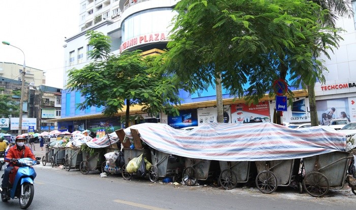 Nhiều tuyến phố Hà Nội ngập trong rác thải - Ảnh 1. Nhiều tuyến phố Hà Nội ngập trong rác thải - Ảnh 1.