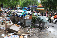 Nhiều tuyến phố Hà Nội ngập trong rác thải