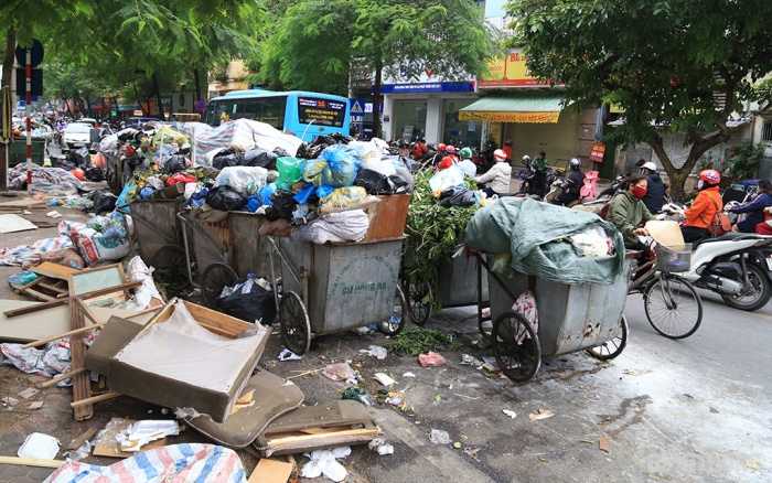 Nhiều tuyến phố Hà Nội ngập trong rác thải - Ảnh 4. Nhiều tuyến phố Hà Nội ngập trong rác thải - Ảnh 4.