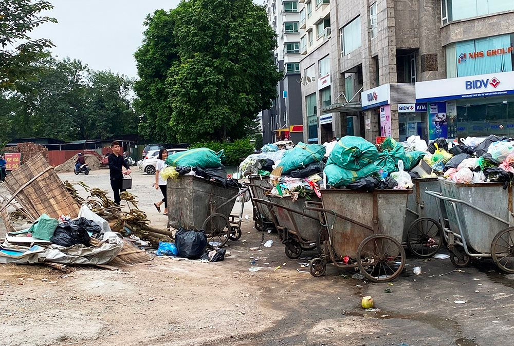 Nhiều tuyến phố Hà Nội ngập trong rác thải - Ảnh 3. Nhiều tuyến phố Hà Nội ngập trong rác thải - Ảnh 3.