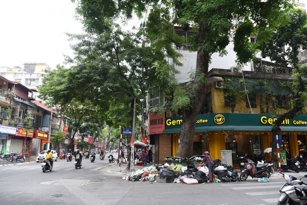 Nhiều tuyến phố Hà Nội ngập trong rác thải - Ảnh 5. Nhiều tuyến phố Hà Nội ngập trong rác thải - Ảnh 5.