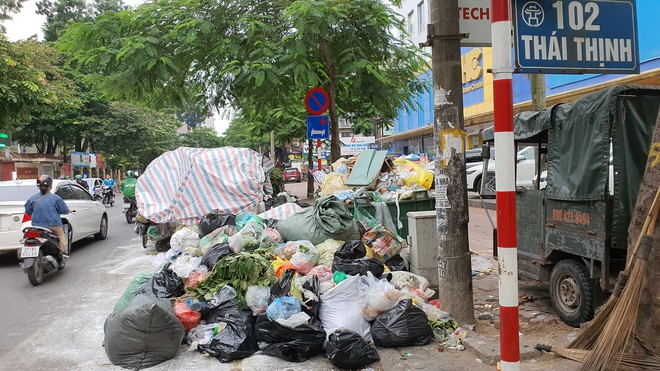 Nhiều tuyến phố Hà Nội ngập trong rác thải - Ảnh 6. Nhiều tuyến phố Hà Nội ngập trong rác thải - Ảnh 6.