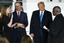 Cuộc bầu cử ngày càng khó đoán khi ông Trump đưa được người vào Tòa án Tối cao