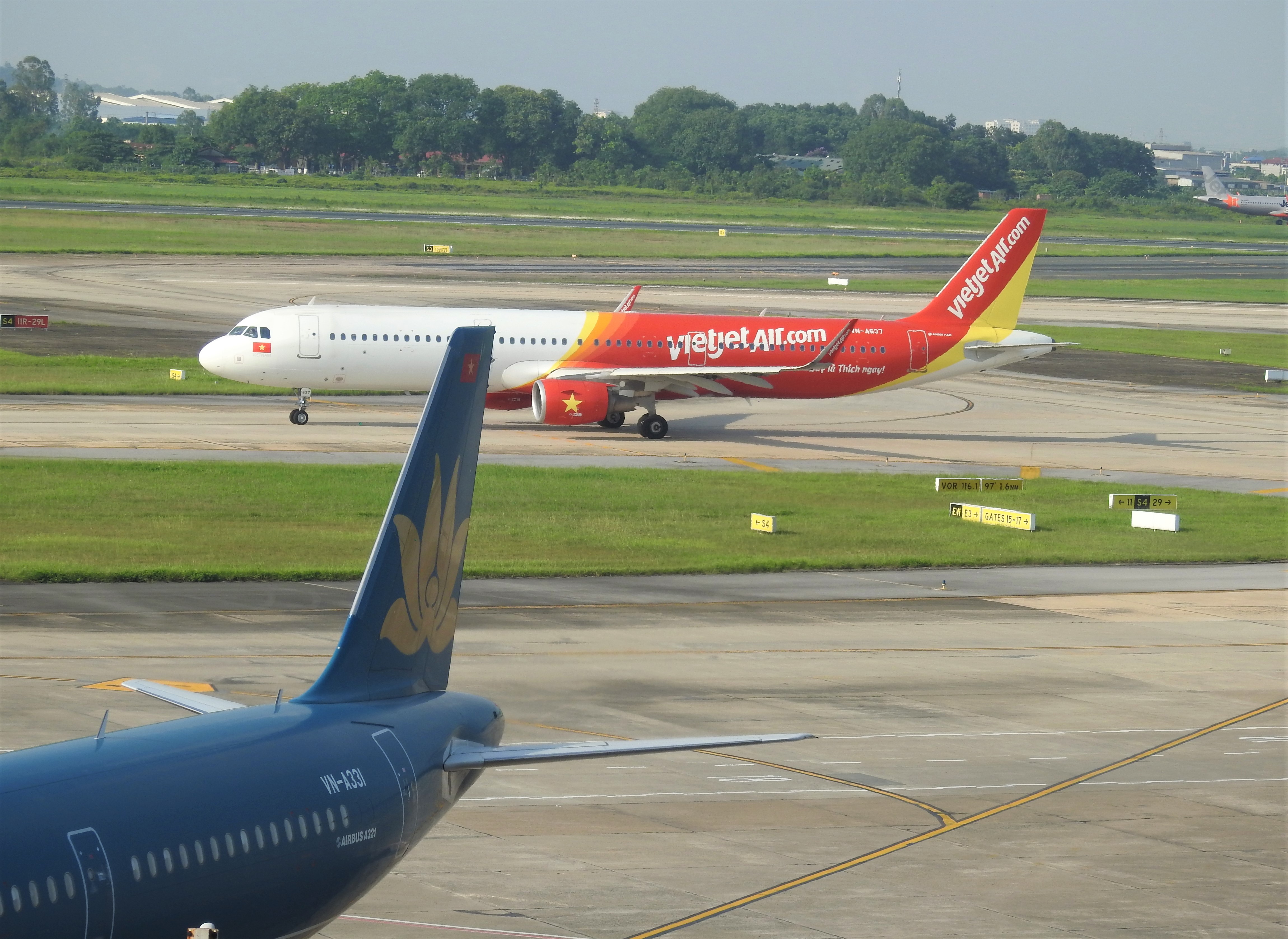 Nhiều chuyến bay Bamboo Airways, Vietjet Air, Vietnam Airlines bị ảnh hưởng vì bão số 9 (Molave) - Ảnh 2. Nhiều chuyến bay Bamboo Airways, Vietjet Air, Vietnam Airlines bị ảnh hưởng vì bão số 9 (Molave) - Ảnh 2.